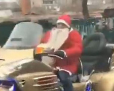 В Мариуполь прибыл Дед Мороз на золотой «Хонде» (ВИДЕО)