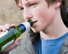 Мариуполец угощал подростка алкоголем прямо на улице