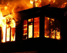 Пожар в мариупольской многоэтажке: из горящей квартиры вынесли женщину