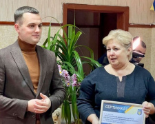Территориальные центры Мариуполя получили подарки ко Дню пожилого человека от Вадима Новинского