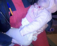 Мариупольчанка, нападая на полицейского, уронила на асфальт младенца (ФОТО)