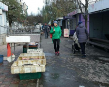 В Мариуполе на тротуаре в антисанитарных условиях продавали рыбу (ФОТО)