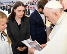 Папа Римский встретился с женами защитников Мариуполя