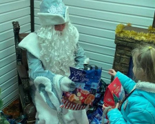 Детям из Мариупольского района устроили новогодний праздник. Некоторые впервые увидели Деда Мороза