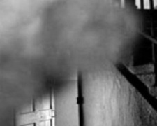 Густой дым и пламя вызвали воскресный переполох в мариупольской девятиэтажке