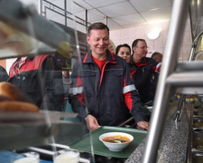 Олег Ляшко в Мариуполе встретился с металлургами и пообедал в заводской столовой (ФОТО)