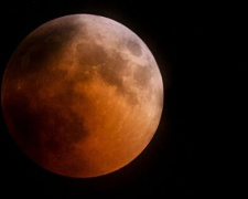 Началось самое длительное лунное затмение за пять столетий (ОНЛАЙН)
