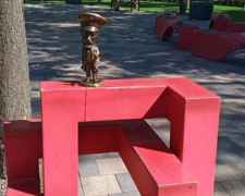 Нильсены вернулись после реставрации в Мариуполь: статуэтки установили на новых местах (ФОТО)