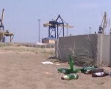 После праздников мариупольцы оставили на пляжах кучи мусора (ФОТО)
