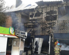 В Мариуполе ночью горел двухэтажный дом, в котором находились три магазина (ФОТО)