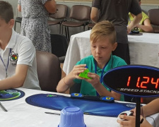 Впервые в Мариуполе прошли соревнования по скоростной сборке кубика Рубика (ФОТО)