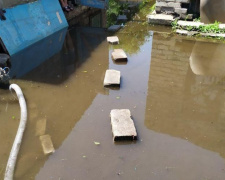 Спасатели продолжают откачивать воду из мариупольских домов