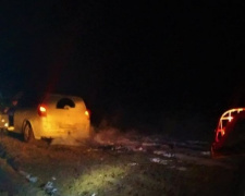 В Мариупольском районе легковушка застряла в грязи