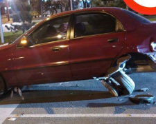 В центре Мариуполя автомобиль потерял задние колеса из-за столкновения