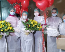 В Мариуполе пациентов «ковидной» больницы поздравили с Днем святого Валентина