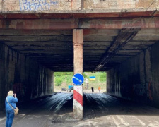 В Мариуполе воду под затопленным мостом спустили за 10 минут