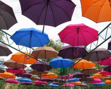 Над пляжем Мариуполя поднялись в воздух более 70 цветных зонтов (ФОТО+ВИДЕО)