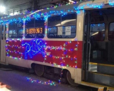 В Мариуполе украшают транспорт к праздникам и готовят приятные сюрпризы пассажирам
