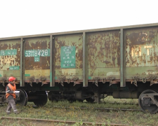 Металлурги Мариуполя продолжают получать изношенные вагоны под погрузку