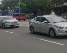 В Мариуполе столкнулись два авто, пешеход – в больнице