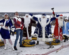 В Мариуполе пройдет юбилейный парад Дедов Морозов: участники впервые выйдут в море и на Ледовую арену