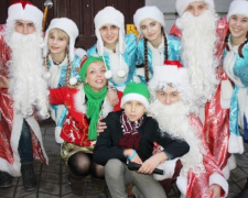 Как Деды Морозы и Снегурочки ходили в гости к мариупольцам и веселили их на площадях (ФОТО)