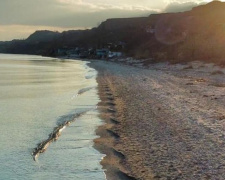 Гренландия чередуется с Кипром: фотограф показал мариупольский пляж зимой в Мариуполе