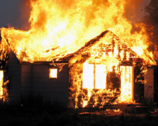 Вблизи Мариуполя мужчина едва не сгорел в частном доме