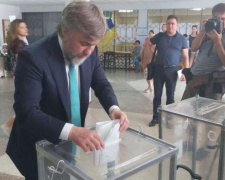 Кандидат в народные депутаты Украины по 57 округу Вадим Новинский проголосовал в Мариуполе (ФОТО)