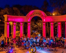 Мариупольцы за ночь исколесят весь город на светящихся велосипедах (ФОТО)
