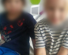 В Мариуполе нетрезвая бабушка оставила на улице двоих маленьких детей (ФОТО)