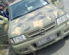 В Мариуполе «Opel» военной окраски нарушал правила, находясь в розыске (ФОТО)