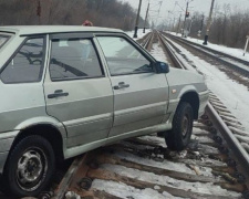 В Донецкой области автомобиль застрял на железнодорожном пути