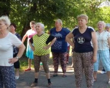 Мариупольские пенсионеры занимаются спортом на свежем воздухе (ФОТО)