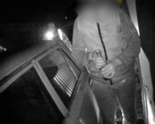 Пил на глазах полиции: в Мариуполе оштрафовали пьяного водителя
