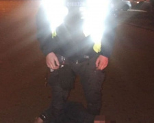 В Мариуполе мужчина с острым предметом набросился на полицейского