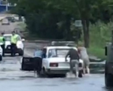 В Мариуполе водители проигнорировали дорожный знак и «утопили» свои авто