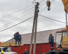 В Левобережном районе Мариуполя заменили железобетонную опору электропередачи (ФОТО)