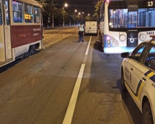 В Мариуполе микроавтобус сбил мужчину, выходившего с трамвая (ФОТО)