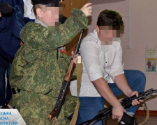 Учит детей убивать: основателю «военно-патриотических клубов» в Донецкой области грозит тюрьма