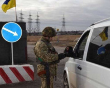 Контрольный пост "Марьинка" и КПВВ "Золотое" попали под обстрелы в Донбассе 