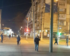 В центре Мариуполя рядом с пешеходным переходом опасно наклонился столб