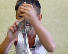Челюсти из вареничницы и флейта из бигуди – мариупольские дети о вещах СССР (ВИДЕО)