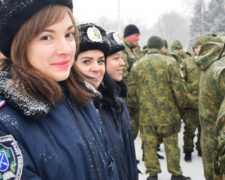 Курсанты-полицейские в Донецкой области работали на блокпостах и спасали детей