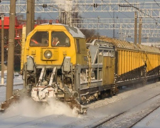 Железную дорогу в направлении Мариуполя расчищает снегоуборочная машина