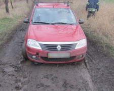 Застряла в грязи: на Донетчине легковушка не смогла проехать по дороге (ФОТО)