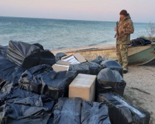На берегу Азовского моря обнаружили контрабанду сигарет на 2 млн грн (ФОТО)