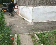 В Мариуполе вандал разрисовал многоэтажку (ФОТО)