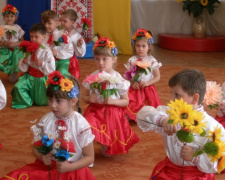Мариупольские дошколята-патриоты встретили литовскую делегацию в вышиванках и с «паляницей та рушныком» (ФОТО)