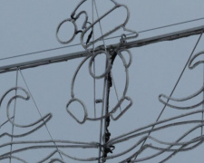 Над главным проспектом Мариуполя монтируют иллюминацию со снеговиками (ФОТО)